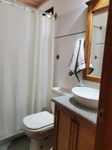 杜拉斯诺Flor de Loto的一间带卫生间和水槽的浴室