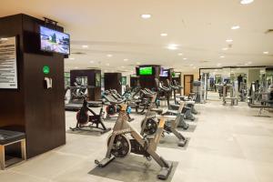 拉各斯Eko Hotel Signature的健身房拥有许多跑步机和机器