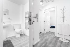 提普顿Stunning 2-Bed Apartment in Tipton Sleeps 3的白色的浴室设有卫生间和水槽。
