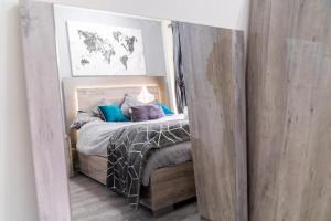 提普顿Stunning 2-Bed Apartment in Tipton Sleeps 3的一间卧室配有一张带蓝色枕头的床