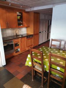 霍夫登Stor super leilighet - bakkeplan - barnevennlig - 80m2 - selvhushold - vaskefirma的厨房配有木制橱柜和桌椅