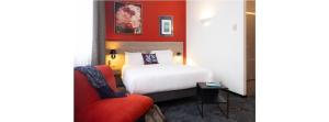 福尔巴克水星佛巴驰中央酒店的酒店客房,设有床铺和红色的墙壁