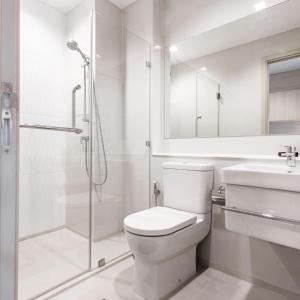 克劳利Crawley Apartment near Gatwick Manor Royal Newly Refurbished Sleeps 4的浴室配有卫生间、盥洗盆和淋浴。