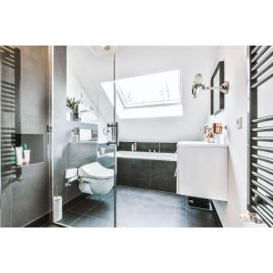 克劳利Crawley Apartment near Gatwick Manor Royal Newly Refurbished Sleeps 4的浴室配有卫生间、盥洗盆和淋浴。