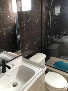 伊基克departamento Iquique的浴室配有卫生间、盥洗盆和淋浴。