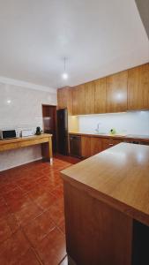 佩纳科瓦Retiro do Viajante的一个带木制橱柜和台面的大厨房