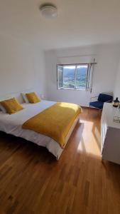 佩纳科瓦Retiro do Viajante的一间卧室设有一张大床和一个窗户。