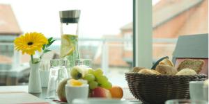 瓦伦慕特兹佩勒酒店的一张桌子,上面放着一碗面包和一篮水果