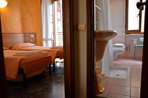 莫内利亚科拉罗酒店的客房设有两张床和一间带水槽的浴室