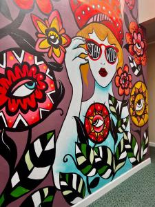 圣地亚哥Somerset Hotel的花朵上的女人画的墙上