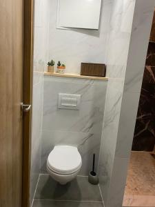 莫尔比耶Style of Industry的一间位于客房内的白色卫生间的浴室