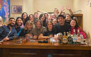 布宜诺斯艾利斯Parla Hostel的一群人摆在桌子上的照片