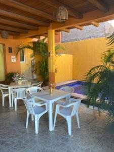 锡瓦塔塔内霍萨利纳斯酒店的一个带桌椅的庭院和一个游泳池