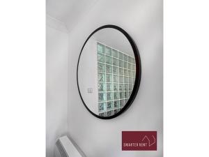 布拉克内尔Bracknell - 1 Bedroom House With Garden的浴室墙上挂着镜子