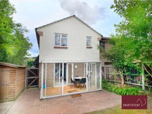 布拉克内尔Bracknell - 1 Bedroom House With Garden的推拉玻璃门延伸至天井的房子