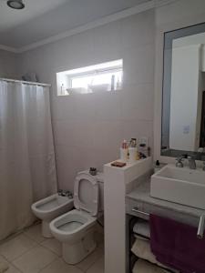 内乌肯Cómodo departamento en el bajo neuquino的白色的浴室设有卫生间和水槽。