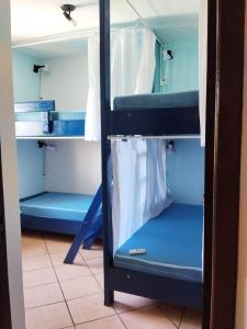 弗洛里亚诺波利斯Santa Catarina Hostel的客房内的双层床配有蓝色双层床