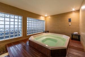里约热内卢Laghetto Stilo Barra的一间大浴室,内设浴缸
