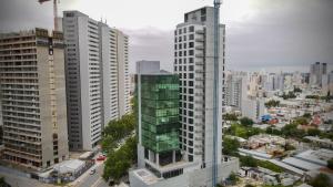 里奥夸尔托Amerian Rio Cuarto Apart & Suites的城市空中景观高楼