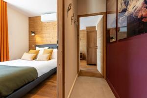 安锡CARPATES Annecy Rent Lodge的一间卧室设有一张大床和一个走廊