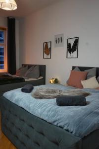 维也纳City Nook Apartments Near Hauptbahnhof的一间卧室配有两张带毯子的床