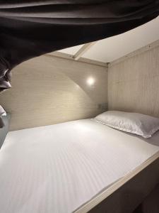 迪拜Bollywood Beach Hostel的小房间一张大白色的床