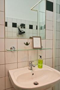 维也纳City Nook Apartments Near Hauptbahnhof的一间带水槽和镜子的浴室
