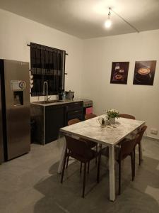 格兰高伯Cozy Lodge的厨房配有桌椅和冰箱。