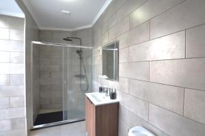 塞图巴尔Suites DP Setúbal的带淋浴和盥洗盆的浴室