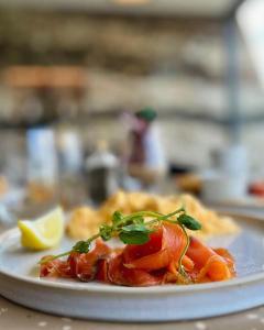 Raasay拉赛岛酿酒厂酒店的一小片带虾和柠檬的食品