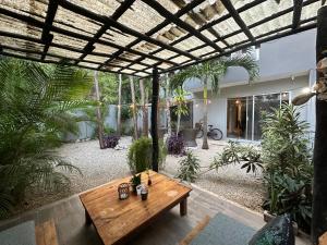 图卢姆Zen Home, Private community, Wifi, Free Private Parking, Balcony的种有植物的庭院中间的木桌