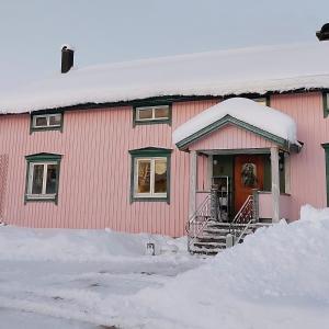 帕亚拉Private Room in Pink House的前面有雪的粉红色房子