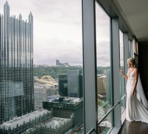 匹兹堡费尔蒙特匹兹堡酒店的新娘向摩天大楼的窗户望去