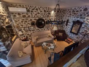 阿姆菲克利亚Βίλα Ελιά Παραδοσιάκο σπίτι στην Αμφίκλεια的客厅享有高空的石墙景致