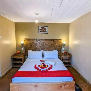 ThikaDeka hotel Nairobi的一间卧室配有一张带红色毯子的大床