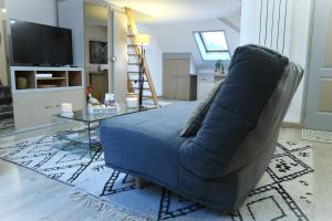 米卢斯DUPLEX SPACIEUX TOUT CONFORT的客厅配有蓝色的沙发和桌子