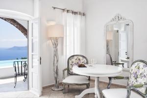 易莫洛林圣安东尼奥 - 世界小型豪华酒店的白色的用餐室配有桌椅和窗户。