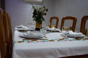 马拉喀什Ferme D'hôte Zomorroda的一张桌子,上面有盘子和玻璃杯,花瓶