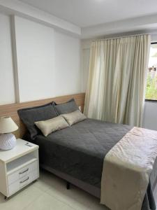 萨尔瓦多Ondina e Beira Mar的一间卧室设有一张大床和一个窗户。
