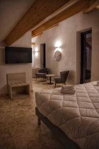 San-Gavino-di-CarbiniA PIANARELLA的一间卧室设有一张床和一间客厅。