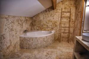 San-Gavino-di-CarbiniA PIANARELLA的带浴缸和盥洗盆的浴室