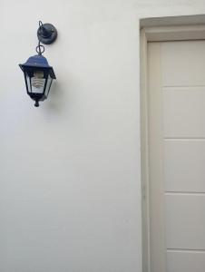 玛德琳港Pedro_Simón的门旁白色墙壁上的灯光