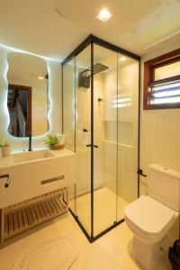 皮帕Villa Meraki的一间带玻璃淋浴和卫生间的浴室