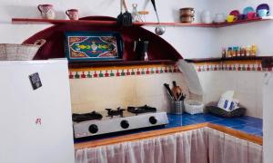 舍夫沙万Casa Azul的厨房配有炉灶