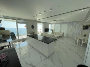 内坦亚Netanya Dream Luxury Apartment MIGDAL DAVID的大型客厅设有大型大理石地板。