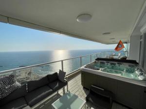 内坦亚Netanya Dream Luxury Apartment MIGDAL DAVID的游轮上带热水浴池的阳台