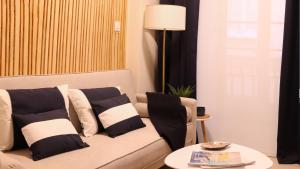 卢阿尔卡CAMBARAL AS DE GUIA的客厅配有沙发、枕头和桌子