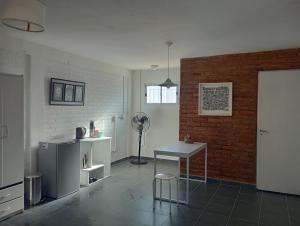 玛德琳港Pedro_Simón的厨房配有桌子和砖墙
