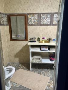 舍夫沙万Casa Azul的一间带水槽和卫生间的浴室