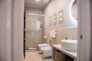 的里雅斯特CASA PEPE ROOMS & APARTMENTS的浴室设有2个卫生间、水槽和淋浴。
